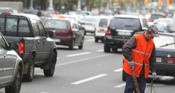 Во Львове дворникам обещают повысить зарплату, увеличив квартплату на 20%