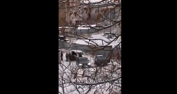 В интернете появилось видео, как в Донецке людей похищают