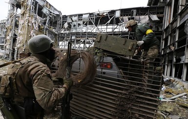 Полторак: военные остаются в аэропорту Донецка и не покинут объект  