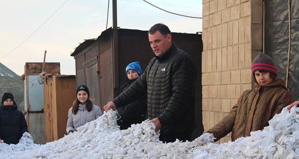 Мариупольские беспризорники вяжут маскировочные сетки для военных