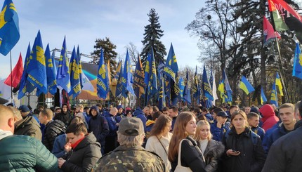 Трактора и флаги: под стенами Рады протестуют против продажи земли