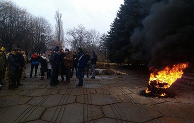 В Черкассах активисты жгут шины и играют на барабанах