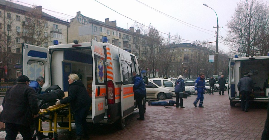 В центре Николаева мужчина вышел из автомобиля застрелился из обреза 