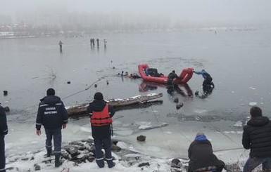 В Киеве на Оболони молодая пара провалилась под лед