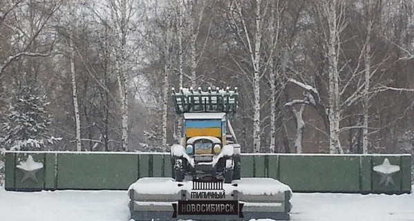 В Новосибирске в сине-желтые цвета разукрасили памятник Ленину,  