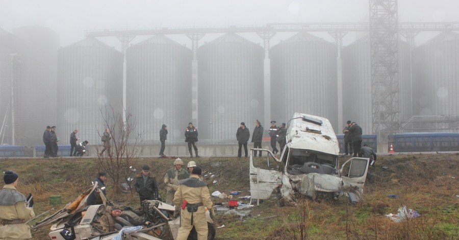 Под Запорожьем в ДТП с пассажирским автобусом погибли два человека