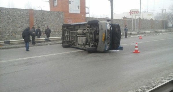 В Запорожье на скользкой дороге перевернулась маршрутка