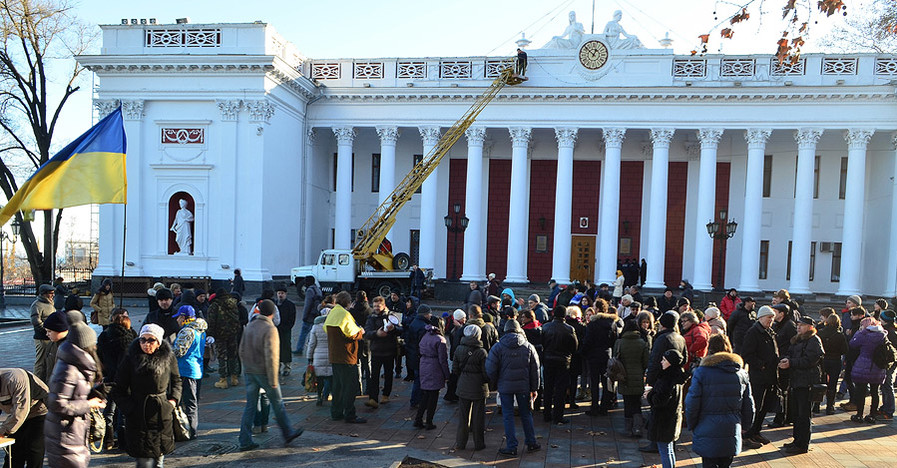 Митинг у одесской мэрии едва не сорвал пес на скейте