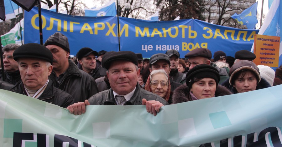 Под стенами Верховной Рады проходят масштабные акции протеста