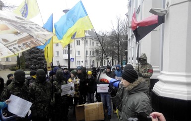 В Тернополе под прокуратуру принесли шины, коктейли Молотова и золотой унитаз