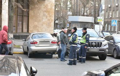 Граната, брошенная в Парубия, повредила две машины