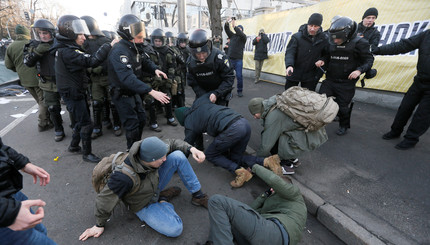 Из-за стычек под Радой пострадали полицейские и протестующие