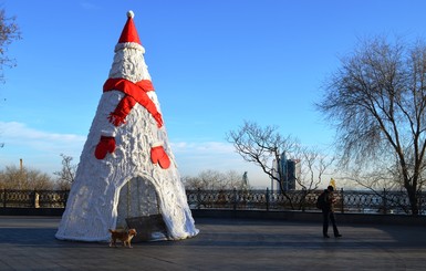 Возле одесского Дюка поставили елку, в которой можно погреться