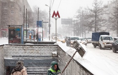 Москву замело: пробки на дорогах, самолеты не летают, на работу люди идут пешком