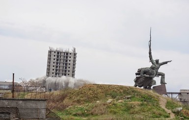 Пизанская башня по-севастопольски: в городе второй день не могут снести высотку