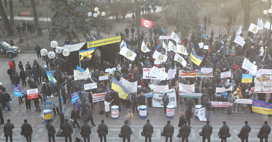 Под Радой столкнулись митингующие и правоохранители