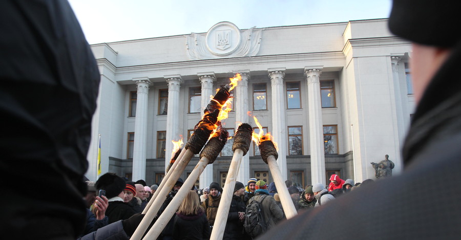 Митингующие пригрозили поджечь Раду 