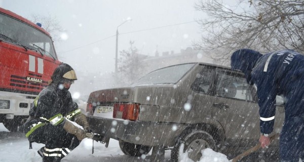 На трассах под Одессой из заносов вытащили 700 автомобилей