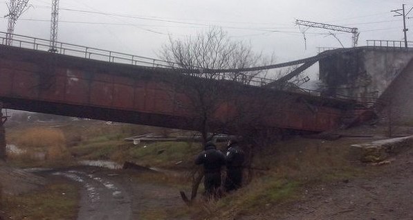 Взорванный мост в Мариуполе заработает уже через неделю