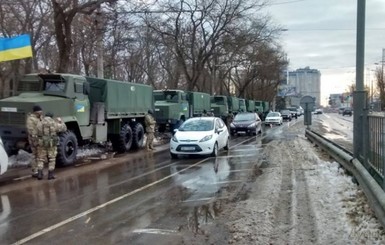 В Одессу въехали две колонны КрАЗов с нацгвардейцами