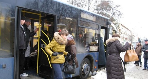 Пожар в автопарке уничтожил три автобуса и повредил две машины