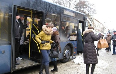 Пожар в автопарке уничтожил три автобуса и повредил две машины