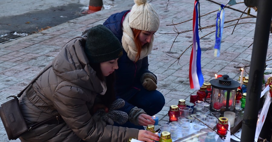 В Киеве к посольству Франции принесли цветы и свечи