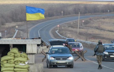 Из-за обстрелов в зоне АТО временно закрыли несколько выездов