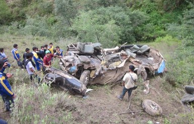 В горах Перу рухнул автобус, погибли 25 человек