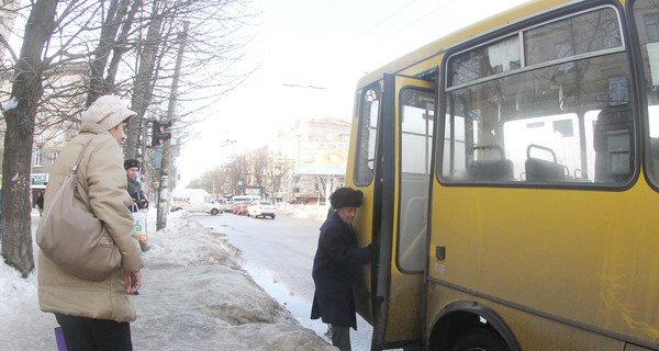 В Днепропетровске люди садятся в транспорт, рискуя жизнью