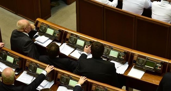 Экономист: В парламенте все реальные проблемы заболтали