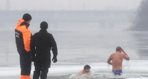 В Днепропетровске в крещенские воды окунулись военные