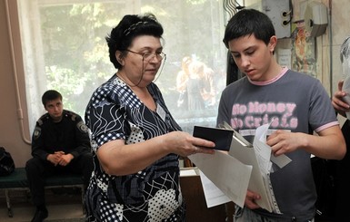 Кабмин отказался от перевода учительских зарплат в госбанки