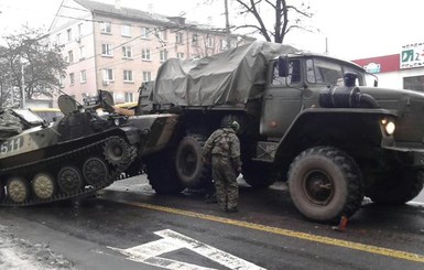 В Донецке столкнулись Урал, БТР и пассажирский автобус