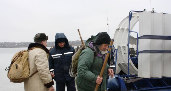 В Запорожской области на льдине унесло 16 рыбаков