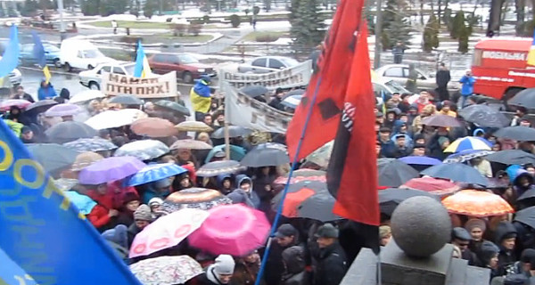 Полтавчане митинговали под мэрией, требуя признать Россию агрессором