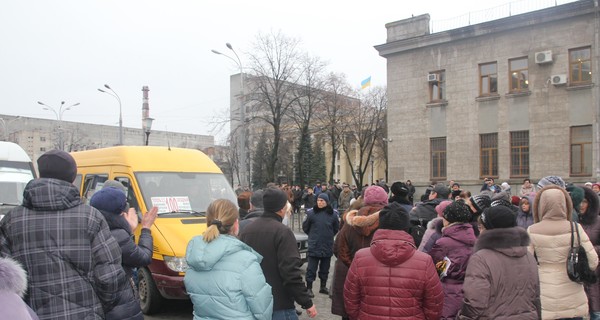 Работники Южмаша перекрыли дорогу, требуя зарплату