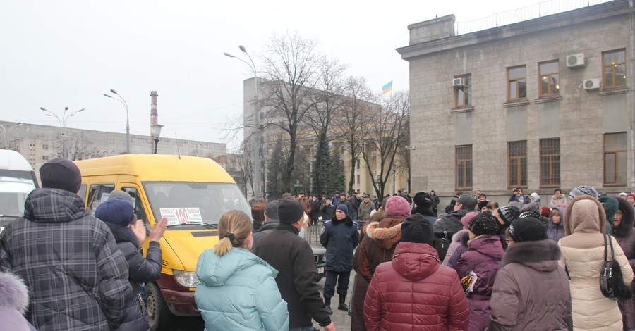 Работники Южмаша перекрыли дорогу, требуя зарплату