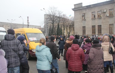 Работники Южмаша перекрыли дорогу, требуя зарплату