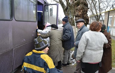 Эвакуация в Дебальцево: оторопевшие люди на фоне руин