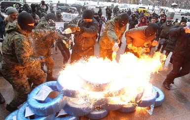 За протест перед мэрией забирают в армию