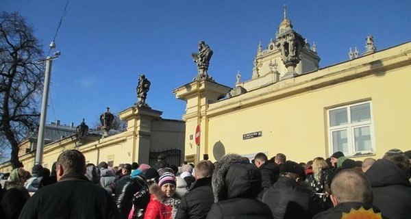 Во Львове зарабатывают на святыне, сдавая детей в аренду