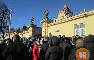 Во Львове зарабатывают на святыне, сдавая детей в аренду