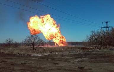 В сети появились фото, как горит газовая станция в окрестностях Дебальцево