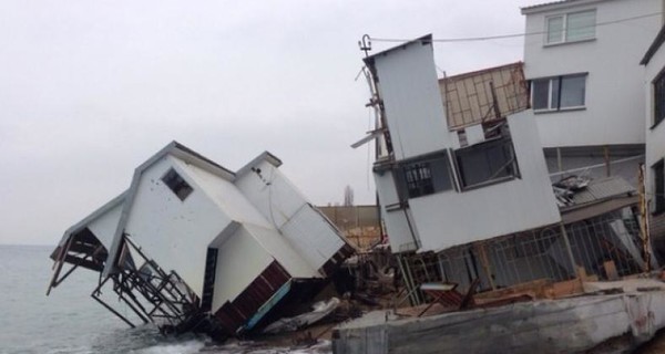 Под Одессой десяток коттеджей сползли в море