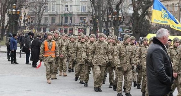 Во Львове тысячи горожан пришли почтить память героев Небесной сотни