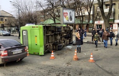 В Харькове перевернулся автобус с пассажирами