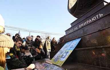 В Николаеве появились четырехметровые крылья в честь Небесной сотни