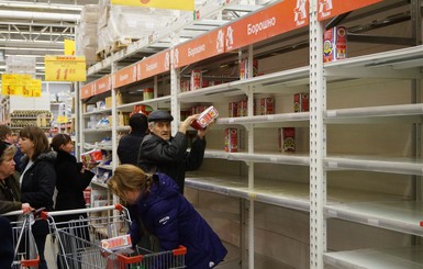 Киевляне о продуктовой панике: Полки с крупами опустели за час!