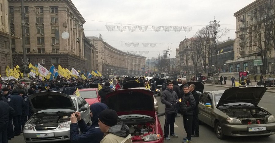 В Киеве возле мэрии собрался митинг против Кличко